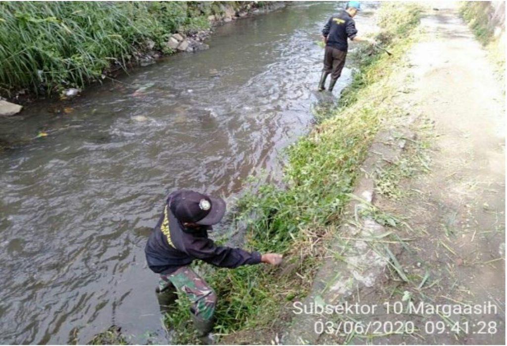 Satgas Citarum Sektor Giat Karya Bakti Di Bantaran Sungai Cigugur